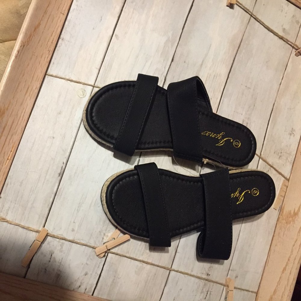 Jynx Black sandals